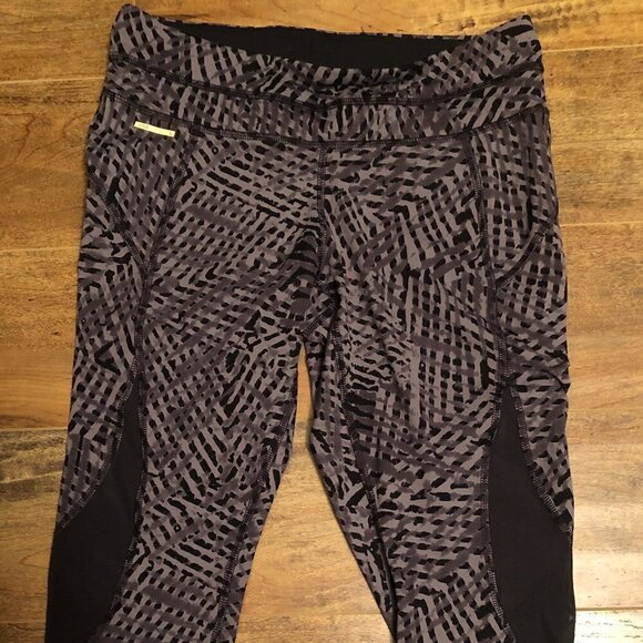 𝅺lolë Run Capris - Black Foliage - Size S - Picture 4 of 9